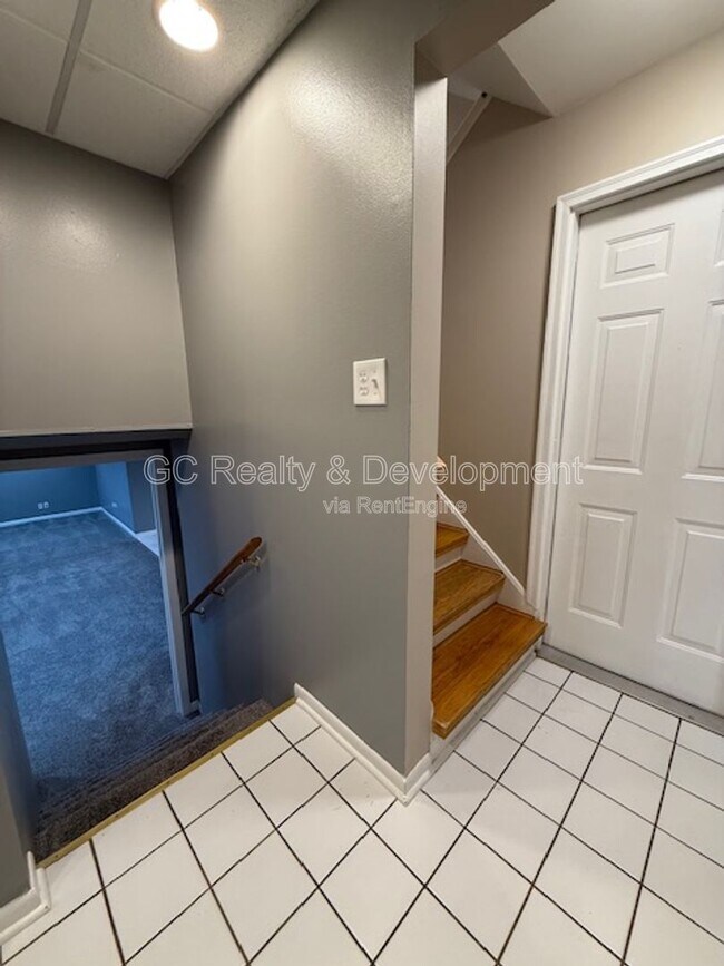 Building Photo - 609 Pinecroft Dr