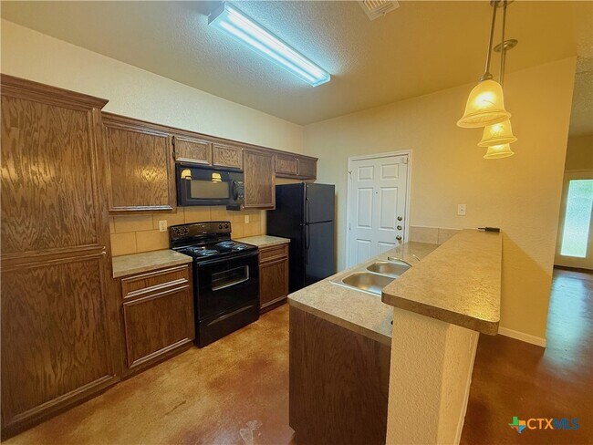 Building Photo - 941 Pinewood Dr