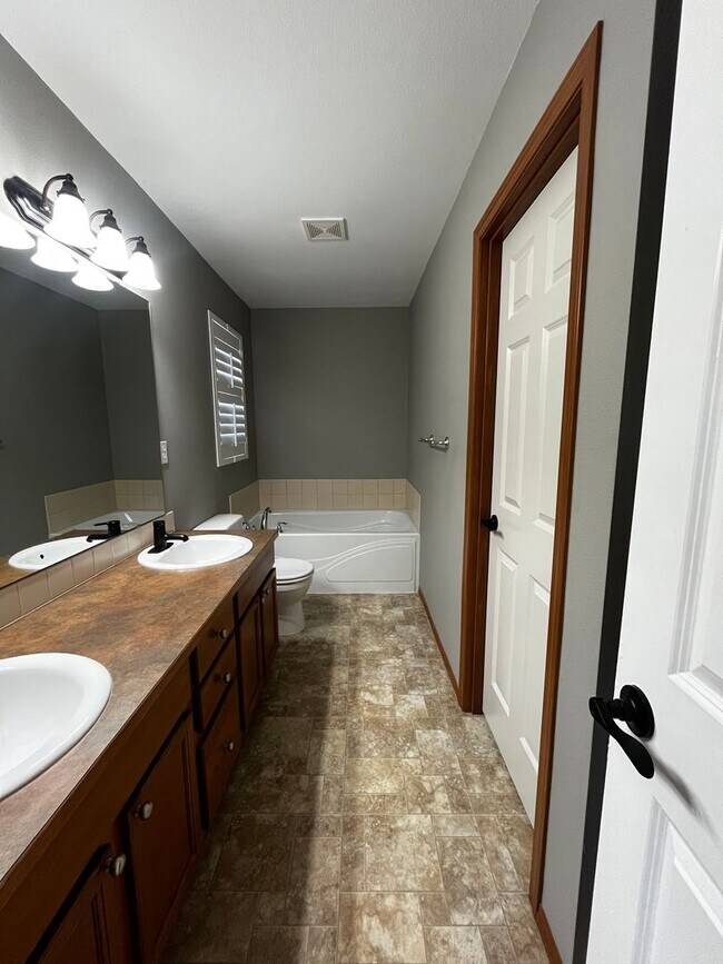 Building Photo - Beautiful 3 bedroom, 2.5 bath House in Puy...