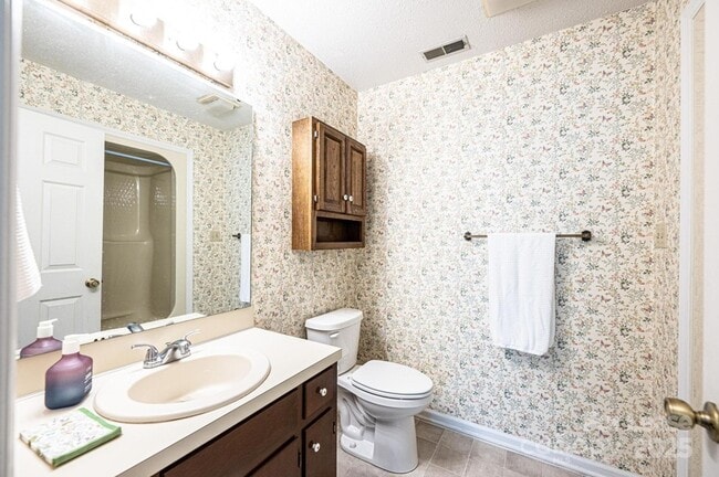 Building Photo - 617 College Ave SW