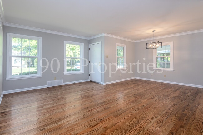 Building Photo - 680 Loeb St