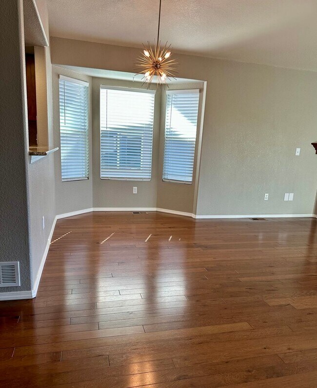 Building Photo - BEAUTIFUL 4BD HOME in MESA RIDGE with MOUN...