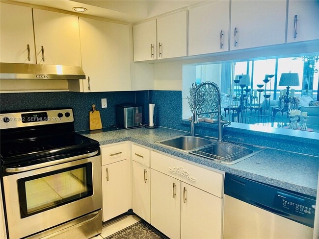 Building Photo - 2555 Collins Ave