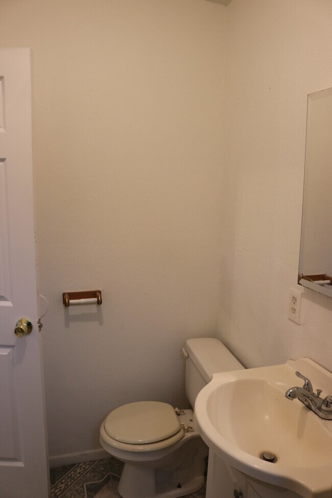 Building Photo - Beautifully Updated 3-Bedroom Home with Sp...