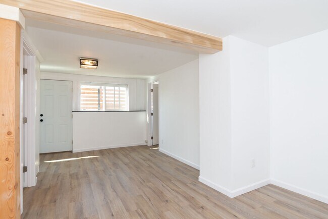 Building Photo - 822 6th Ave N