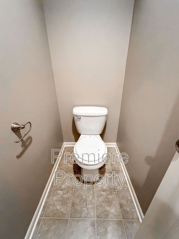 Building Photo - 264 N Hedge Ln