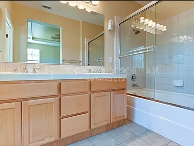 Building Photo - 453 Tulip Ct