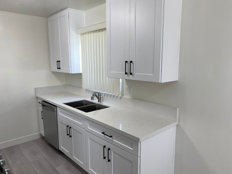 Building Photo - 422 N Hayworth Ave