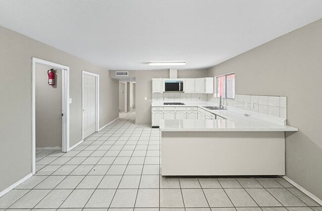 Building Photo - Adorable 5 Bedroom, 2 bath home in Sunland...