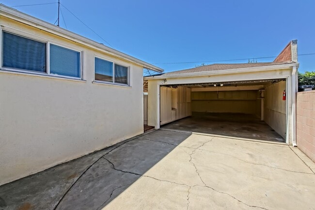 Building Photo - ***$500 OFF FIRST MONTHS RENT*** SPACIOUS, BRIGHT & AIRY, 3BR2BA HOME W/ GREAT OUTDOOR SPACE, LAR...
