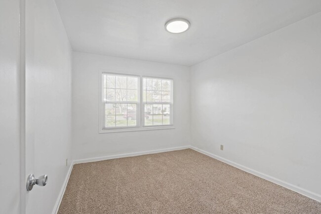 Building Photo - Impeccably maintained vintage 1-bdrm/1-bath corner unit in 4-plex. Lots of light, private basemen...