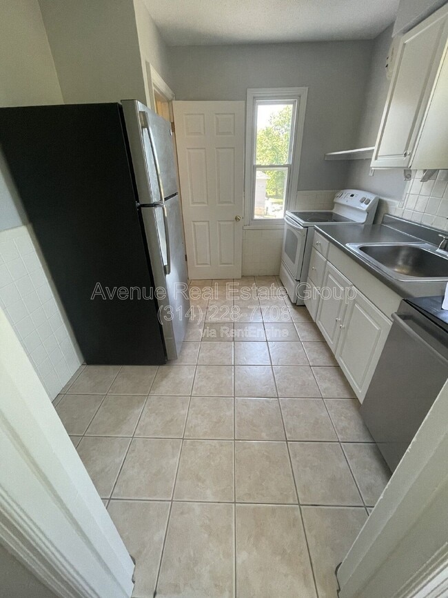 Building Photo - 425 Bismark Ave