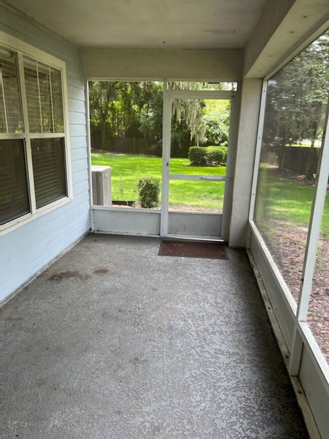 Building Photo - Three Bedroom Two 1/2 Bath condo in SW Hai...