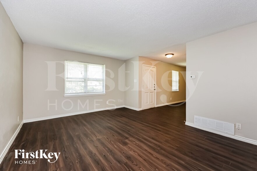 Building Photo - 902 Poinsettia Dr