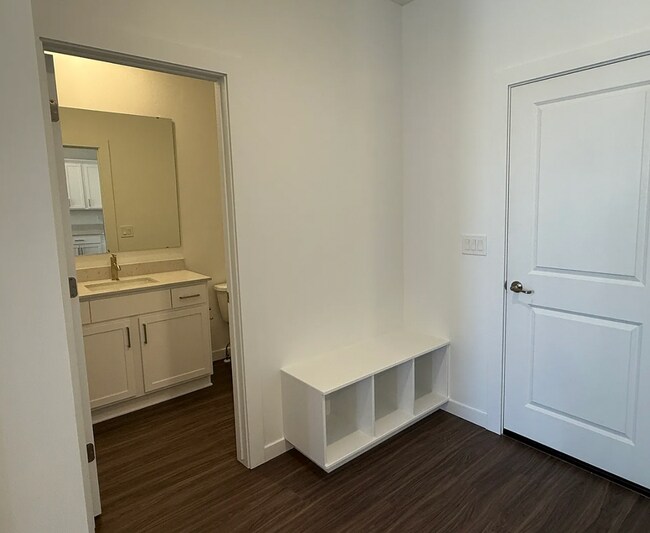 Building Photo - Brand New, Move-In Ready Townhome in Eagle!