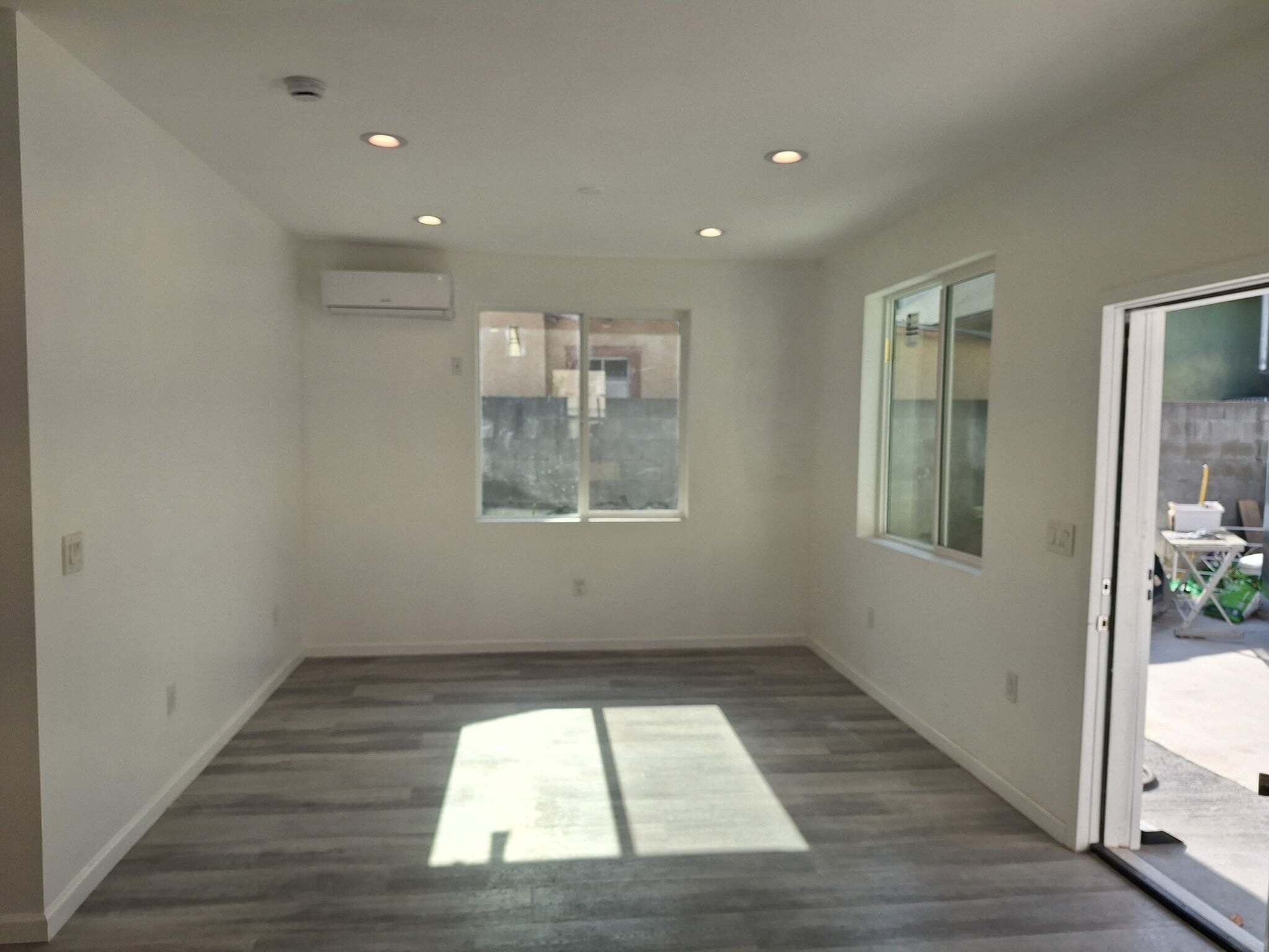 Building Photo - 729 W 41st St