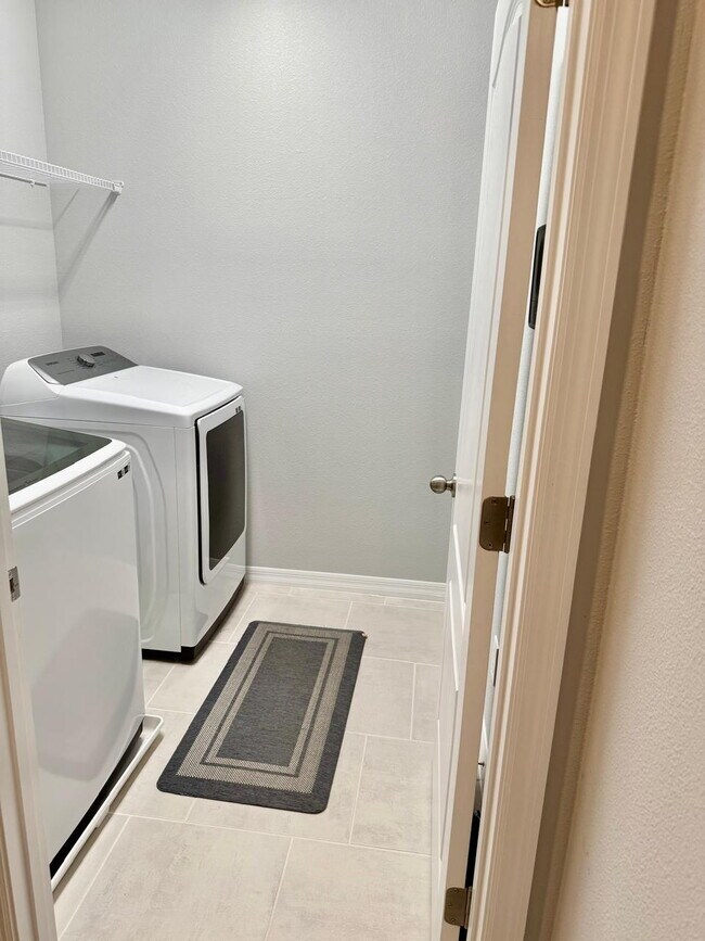 Building Photo - Spacious 4-Bedroom Corner Townhome with Loft & Lake Views in Ocoee