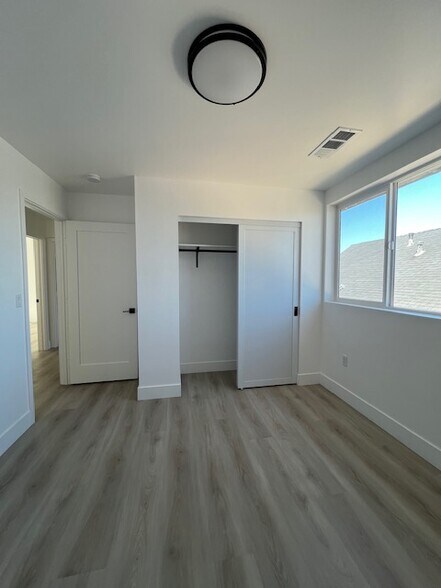 Building Photo - 640 W 45th St