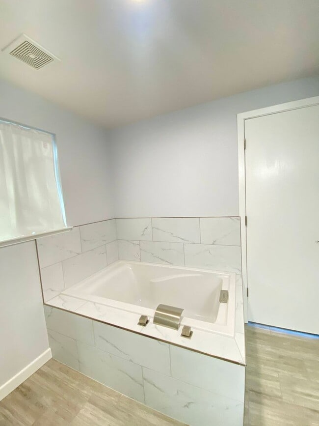 Building Photo - Large 5 Bedroom off of Mayberry Dr.