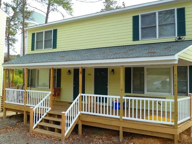 Building Photo - Inviting, updated 4br 3.5ba duplex w/ park...