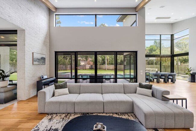 Building Photo - 12427 Pebblebrook Dr