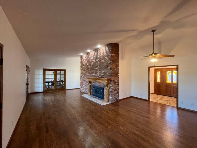 Building Photo - 18655 Oak Ridge Ln
