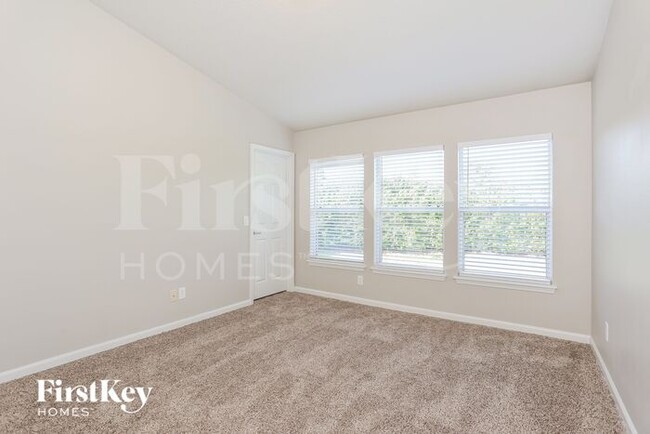 Building Photo - 6947 Roundleaf Dr