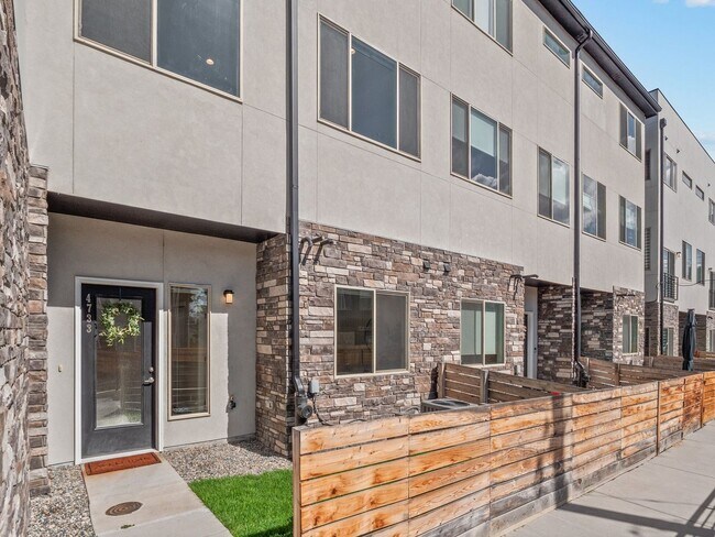 Building Photo - Modern Townhome with Mountain Views in One...