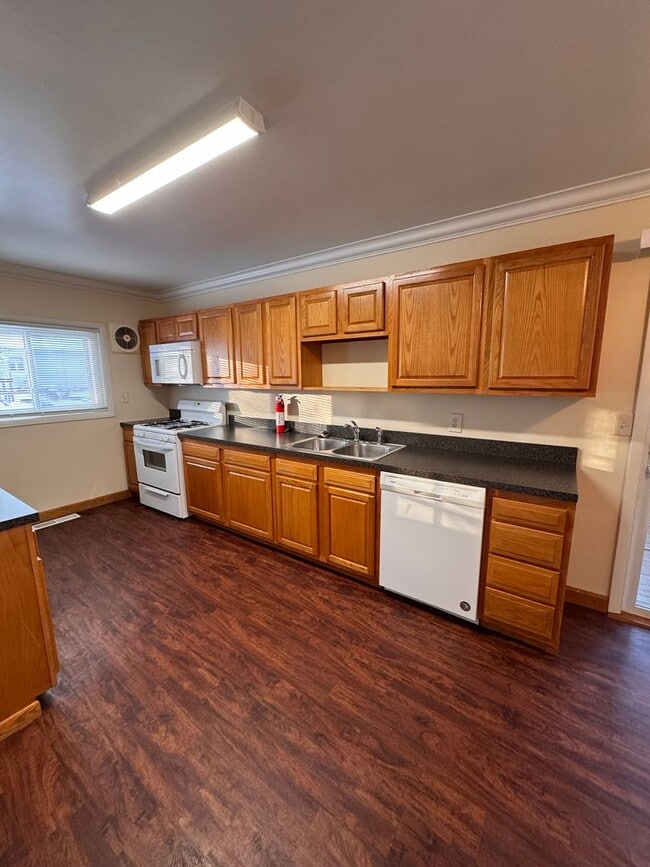 Building Photo - 3962 Lake Rd