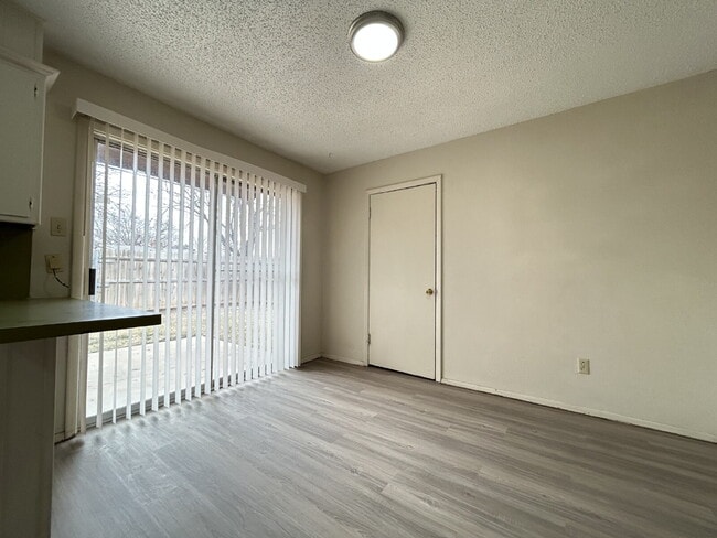Building Photo - Lovely  2Bed/2Bath Duplex!