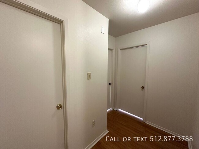 Building Photo - 2203 Creekside Ln