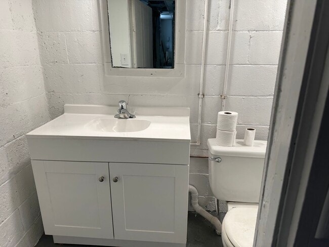 Building Photo - Charming 3 Bedroom In Central Columbus with Fenced in Yard