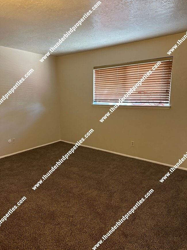 Building Photo - Great NE 3 bedroom- MOVE IN SPECIAL!! $250...
