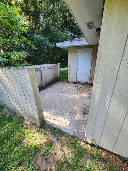 Building Photo - 8180 Stonebrook Dr