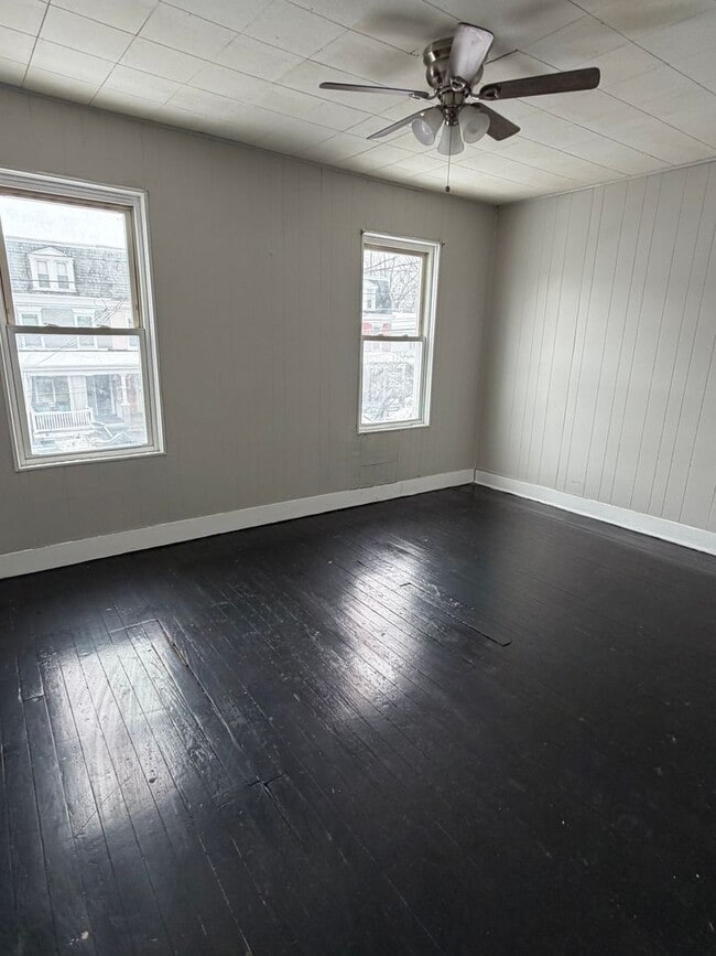 Building Photo - 5 Bedroom Pet Friendly House in Lancaster!