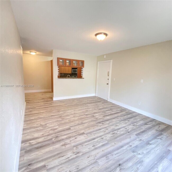 Building Photo - 10794 N Kendall Dr