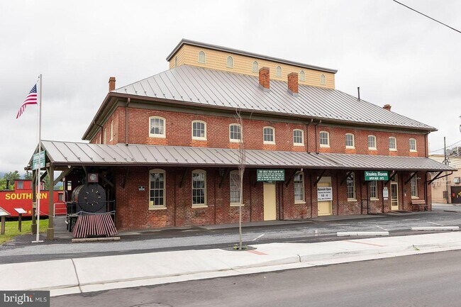 Building Photo - 137 S Marshall St