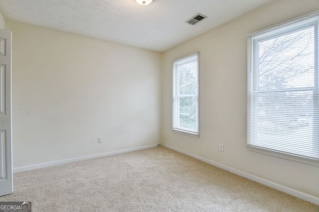 Building Photo - 105 N Oakland Cir