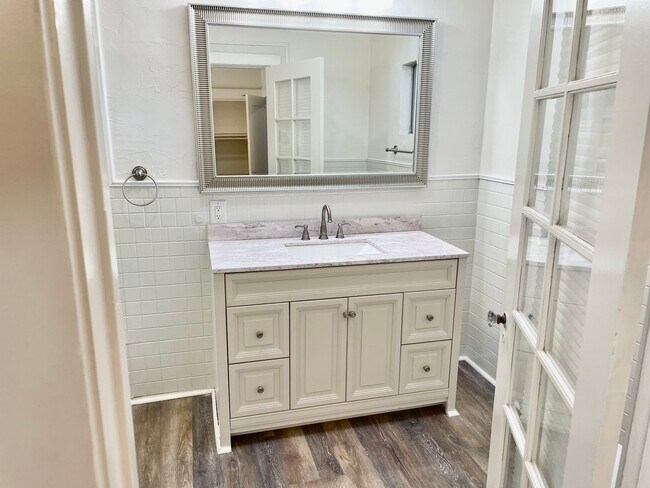 Building Photo - Classic NorthPark Craftsman