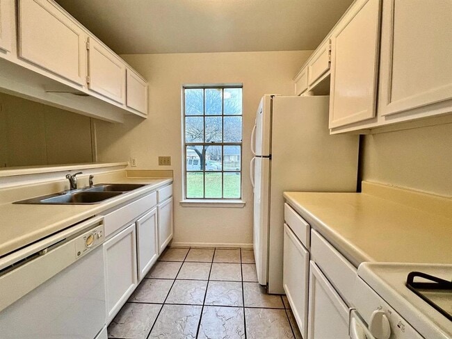 Building Photo - 12300 Patron Dr