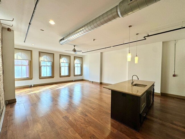 Building Photo - 641 Walnut St