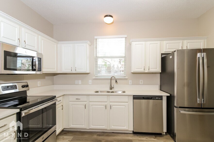 Building Photo - 3941 Overlake Dr