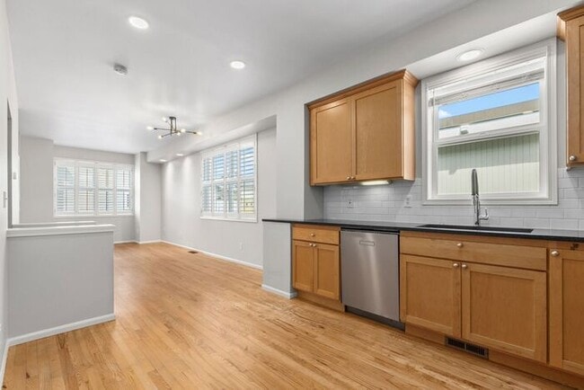 Building Photo - Charming AIR CONDITIONED Alki Townhome