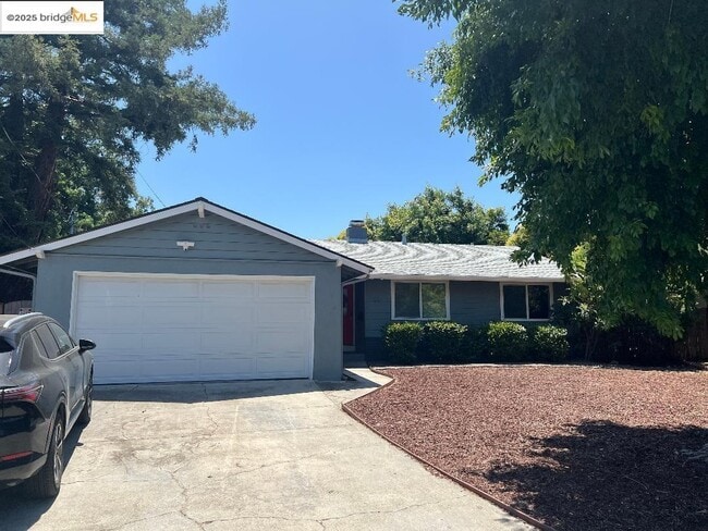 Primary Photo - 35 Baylor Ln