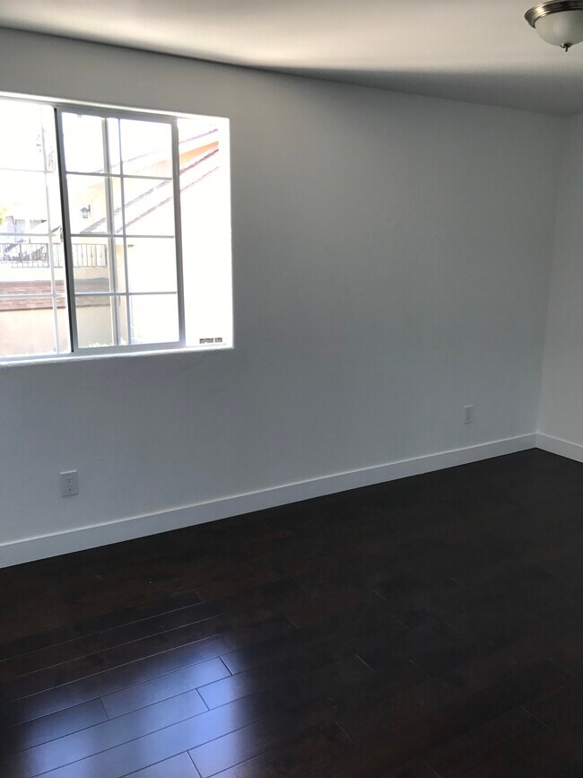 Building Photo - 1832 N Berendo St