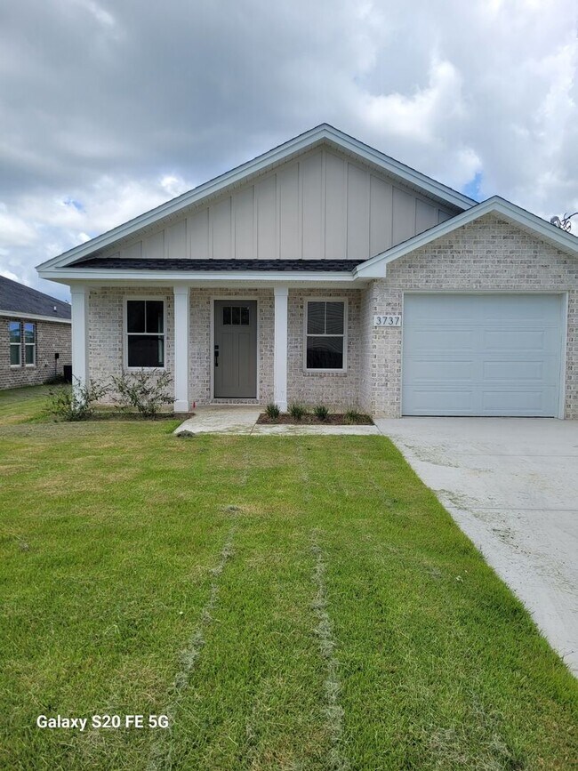Building Photo - Single Family Home