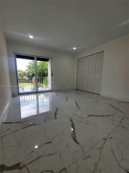 Building Photo - 5913 SW 36th Ct
