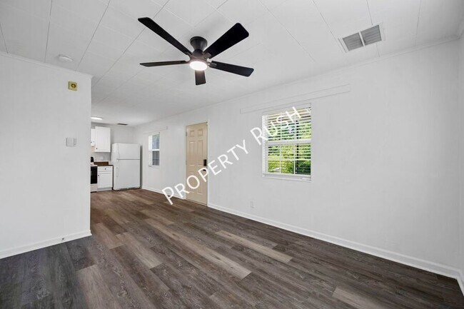 Building Photo - 424 Hedgewood Dr