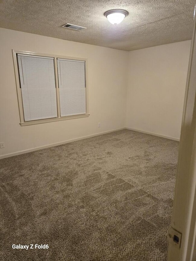 Building Photo - 2 Bedroom Townhouse