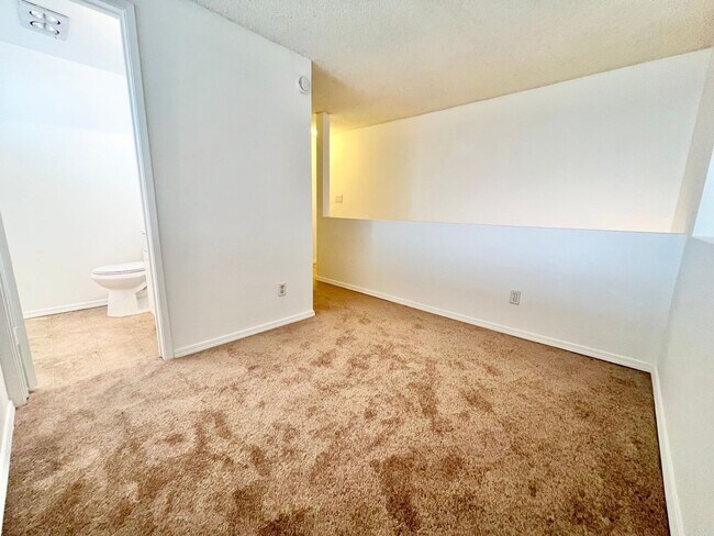 Building Photo - Spacious 1 Bedroom + Loft Condo in the Lindenwood Building – Bixby Knolls
